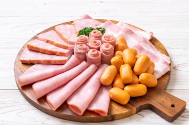 pastırma, sosis, jambon füme ve barbekü pastırma ahşap tahta üzerinde