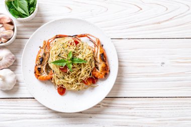 ızgara karides ve domates - İtalyan Füzyon gıda tarzı ile tavada kızartılmış spagetti