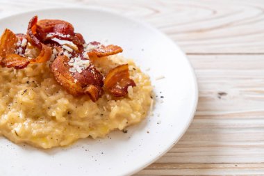 Çıtır pastırmalı ve peynirli risotto.