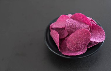 tatlı patates cipsi masada