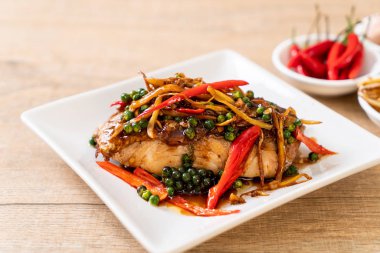 baharatlı tavada kızartılmış ve bitki ile Gruplayıcı balık fileto - Tay gıda tarzı