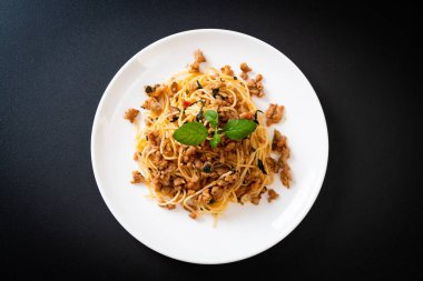 kıyılmış domuz eti ve fesleğen ile tavada kızartılmış acılı spagetti