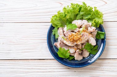 Soslu ve sebzeli haşlanmış balık sosu.