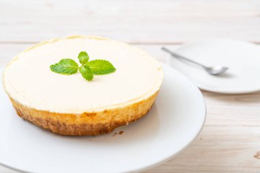 Ahşap zemin üzerine nane ile ev yapımı cheesecake