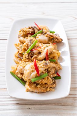 Karıştırılmış kalamar ya da tuzlu yumurtalı ahtapot - Asya deniz ürünleri tarzı