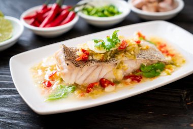 Kireç soyunma - orfoz balığı fileto Chili Lime Soslu buğulama Asya gıda tarzı