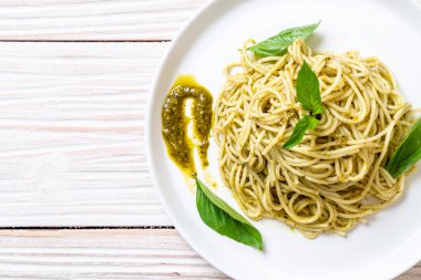 Homamade spagetti pesto sos, zeytin yağı ve fesleğen yaprakları ile.