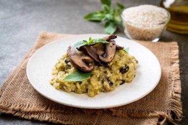 Pesto ve peynir ile ev yapımı Mantarlı Risotto