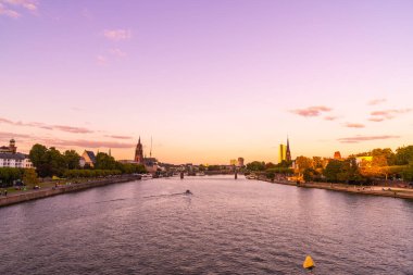Frankfurt am Main manzarası twilight saat sırasında.