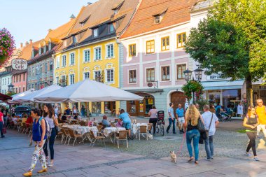 Fussen, Almanya - 28 Ağustos 2018: Street Cafe Fussen eski şehir şehir merkezinde. Fussen Bavaria, Almanya için küçük bir kasabadır.
