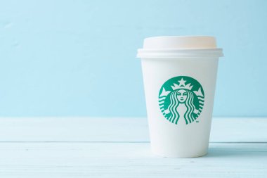 Bangkok, Tayland - 5 Haziran 2018: Beyaz kahve fincanı Starbucks logosu üzerinde tahta arka plan ile. Starbucks dünyanın en büyük kahve evi 61 ülke içinde 20.000'den fazla mağaza ile mi.