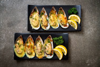 Peynirli taze midye.