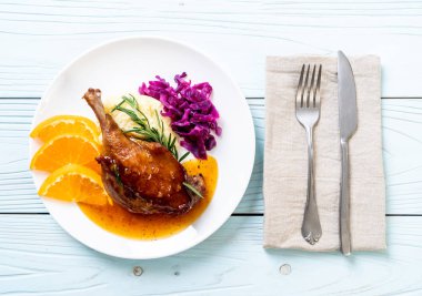 Portakal soslu biftek kızarmış ördek bacak