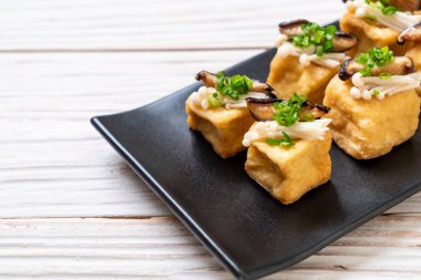 Shitake Mantarlı ızgara Tofu ve Altın İğne Mantarı - sağlıklı, vejetaryen veya vejetaryen yemek tarzı