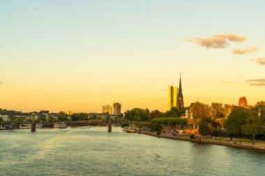 Frankfurt am Main manzarası twilight saat sırasında.