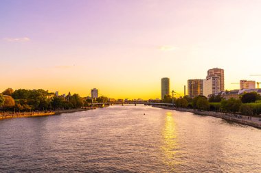 Frankfurt am Main manzarası twilight saat sırasında.