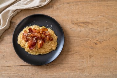 Çıtır pastırmalı ve peynirli risotto.