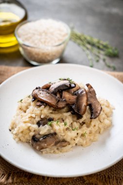 Mantar ve peynir ile ev yapımı risotto