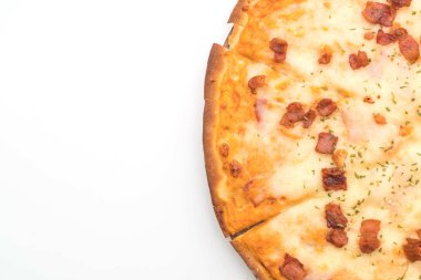 Beyaz arka plan üzerinde izole jambon ve peynirli pizza