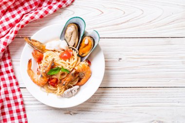 Deniz ürünleri makarna makarna midye, karides, Squis, midye ve domates - İtalyan yemeği tarzı ile