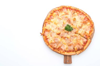 Beyaz arka planda izole edilmiş Hawaii pizzası.