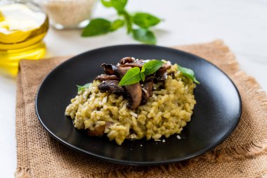 Pesto ve peynir ile ev yapımı Mantarlı Risotto