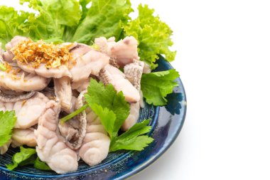 Haşlanmış balık daldırma soslu beyaz arka plan üzerinde izole