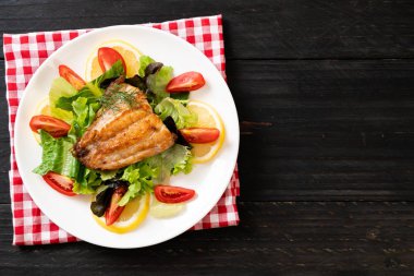 Izgara balık bifteği.