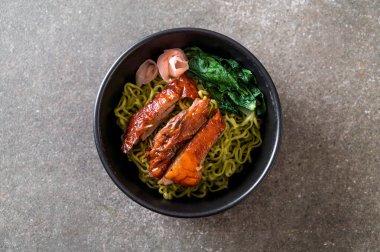 sebze erişte - Asya gıda tarzı ile kızarmış ördek