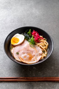 Baharatlı miso udon ramen noodle ile domuz eti - Japon gıda tarzı