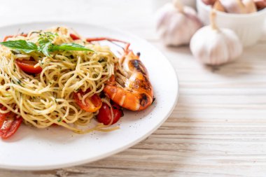 ızgara karides ve domates - İtalyan Füzyon gıda tarzı ile tavada kızartılmış spagetti