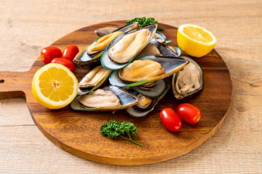 malzemelerle ahşap tahta üzerinde taze midye