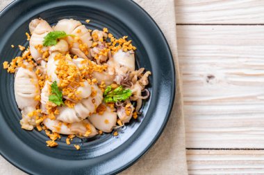 Kızarmış kalamar ya da tabakta sarımsak olan ahtapot.