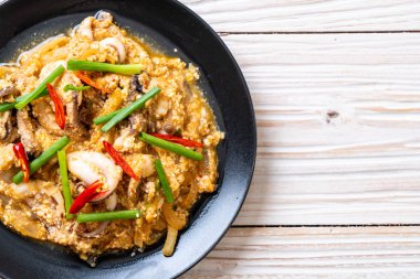 Karıştırılmış kalamar ya da tuzlu yumurtalı ahtapot - Asya deniz ürünleri tarzı