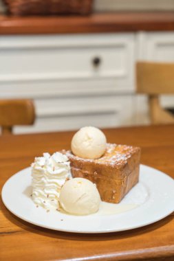 vanilyalı dondurma ve çırpılmış krema ile bal tost