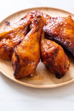 Masada ızgara ve ızgara tavuk.