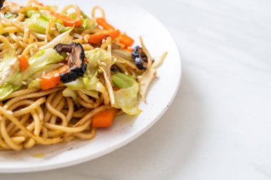 tavada kızartılmış yakisoba noodle sebzeli - vegan ve vejetaryen yiyecekler