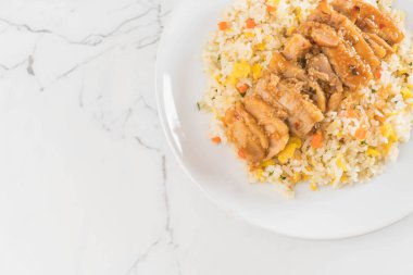 ızgara tavuk ve teriyaki sos - Japon tarzı ile kızarmış pilav