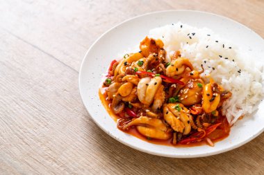 tavada kızartılmış ahtapot veya kalamar ve pirinç - Kore yemeği tarzı ile Kore baharatlı hamur (osam bulgogi)