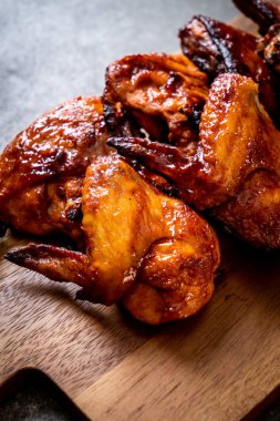 Masada ızgara ve ızgara tavuk.