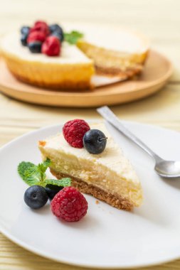Ev yapımı cheesecake taze ahududu ve yaban mersini ile