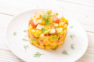 meyve salatası (elma, Mısır, papaya, ananas) - yengeç sopa ile karışık sağlıklı gıda tarzı