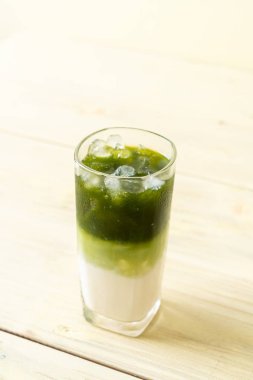 Buzlu kibrit yeşil sütlü latte.