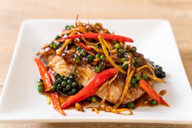 baharatlı tavada kızartılmış ve bitki ile Gruplayıcı balık fileto - Tay gıda tarzı