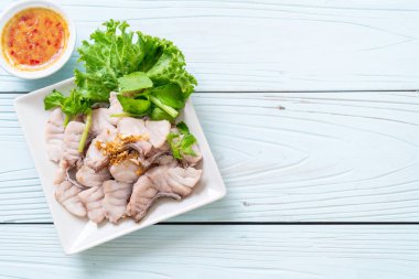 Soslu ve sebzeli haşlanmış balık sosu.