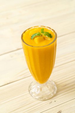 taze mango smoothies - sağlıklı yiyecek ve içecek konsepti
