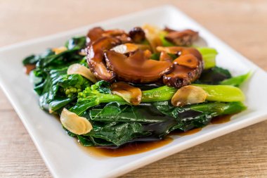 Sarımsaklı istiridye soslu kızarmış Hong Kong Kale heyecan