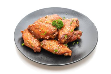 pişmiş Barbekü tavuk kanadı ile Beyaz Susam beyaz arka plan üzerinde izole