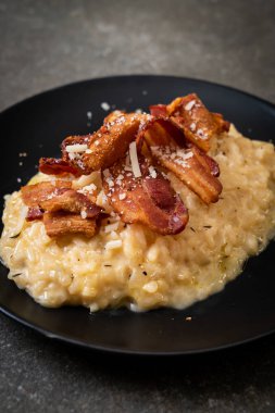 Çıtır pastırmalı ve peynirli risotto.