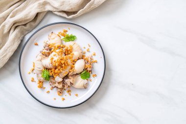 Kızarmış kalamar ya da tabakta sarımsak olan ahtapot.